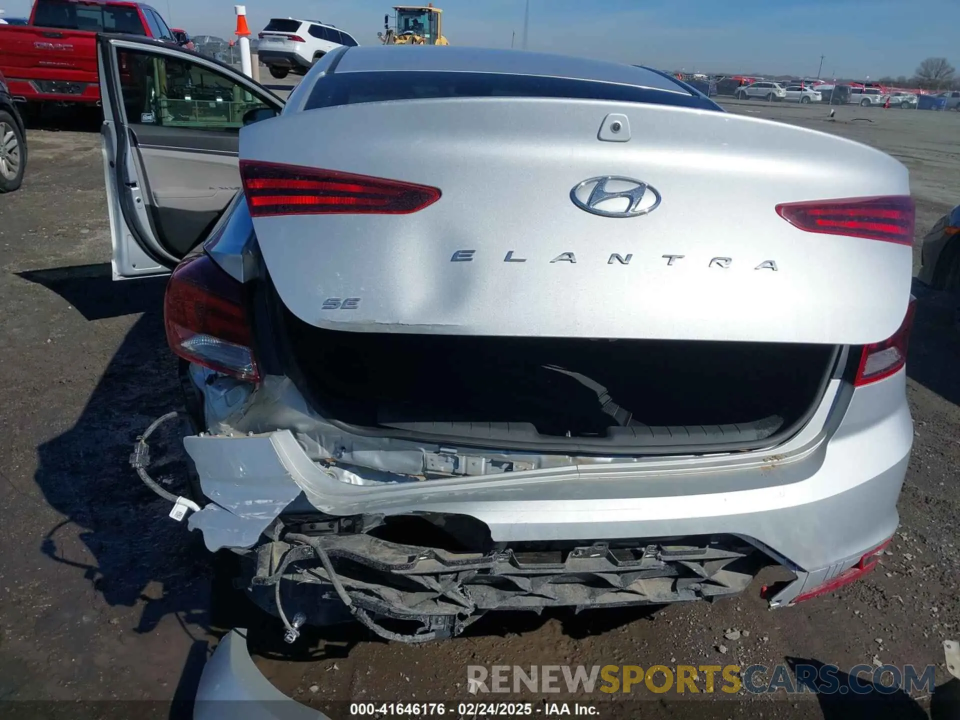 18 Photograph of a damaged car 5NPD74LF7LH527559 HYUNDAI ELANTRA 2020