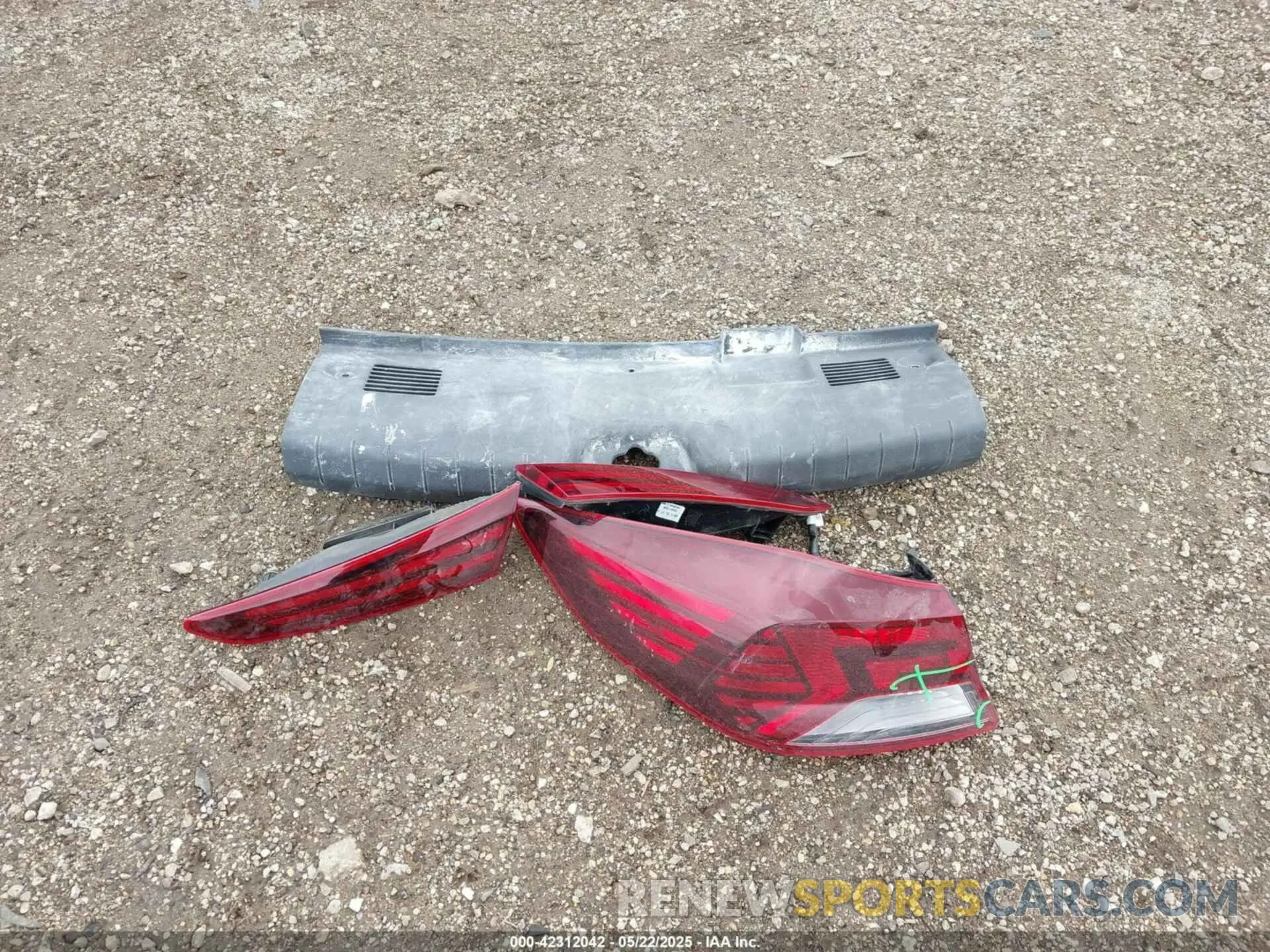 12 Photograph of a damaged car 5NPD74LF7LH536925 HYUNDAI ELANTRA 2020