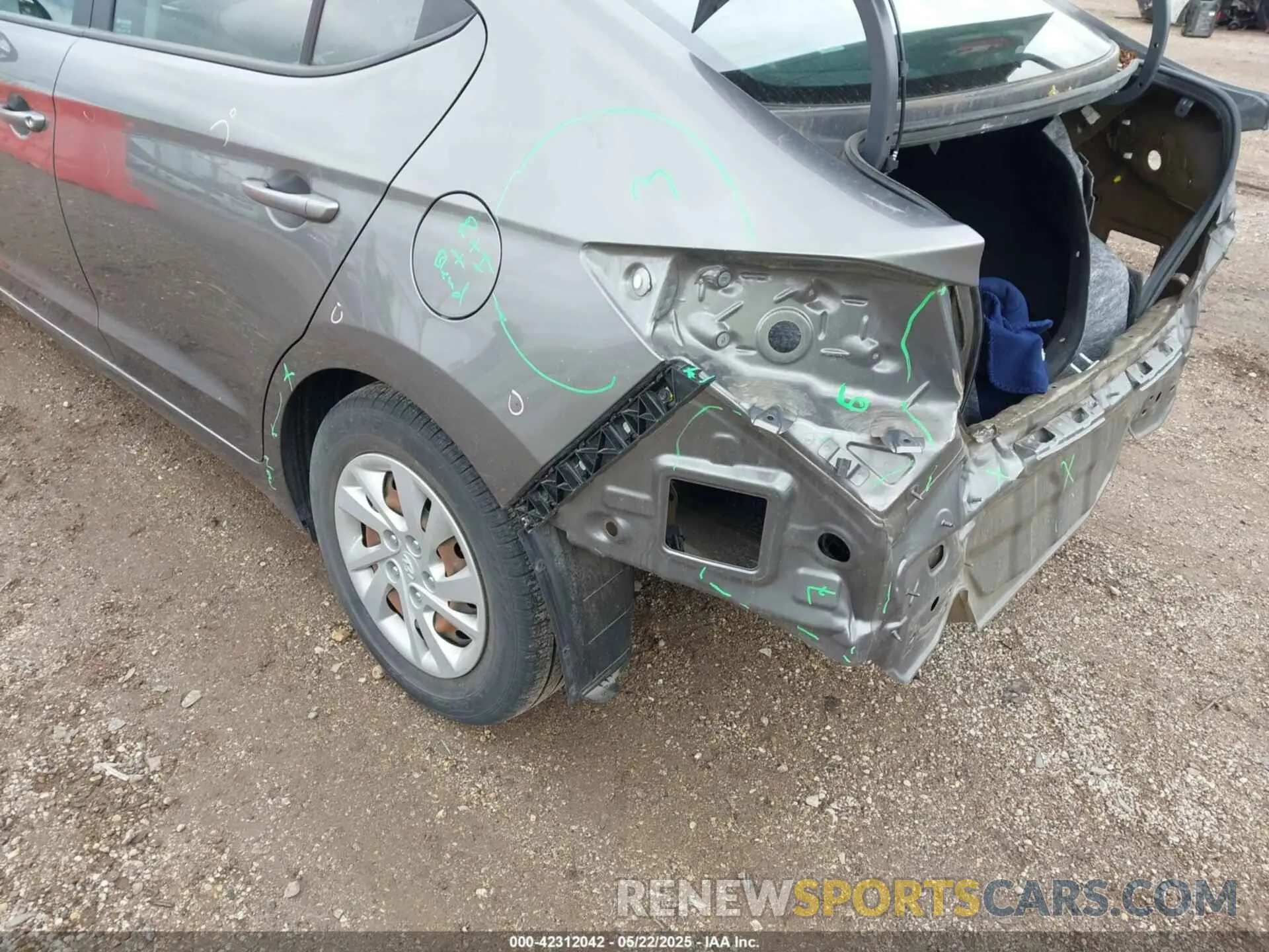 19 Photograph of a damaged car 5NPD74LF7LH536925 HYUNDAI ELANTRA 2020
