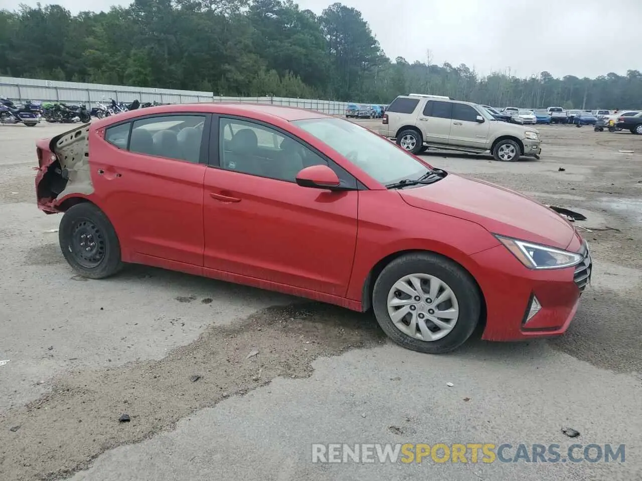 4 Photograph of a damaged car 5NPD74LF8LH618002 HYUNDAI ELANTRA 2020