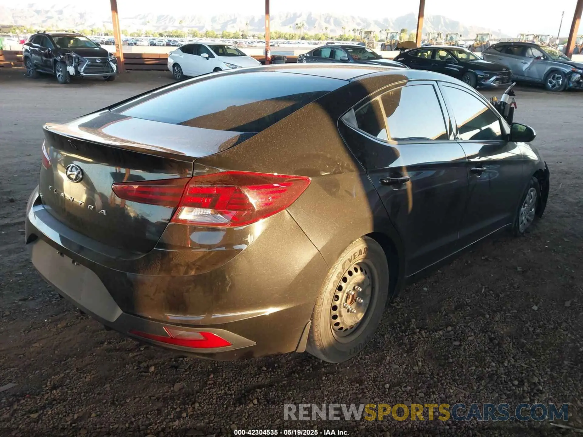 4 Photograph of a damaged car 5NPD74LF9LH541723 HYUNDAI ELANTRA 2020