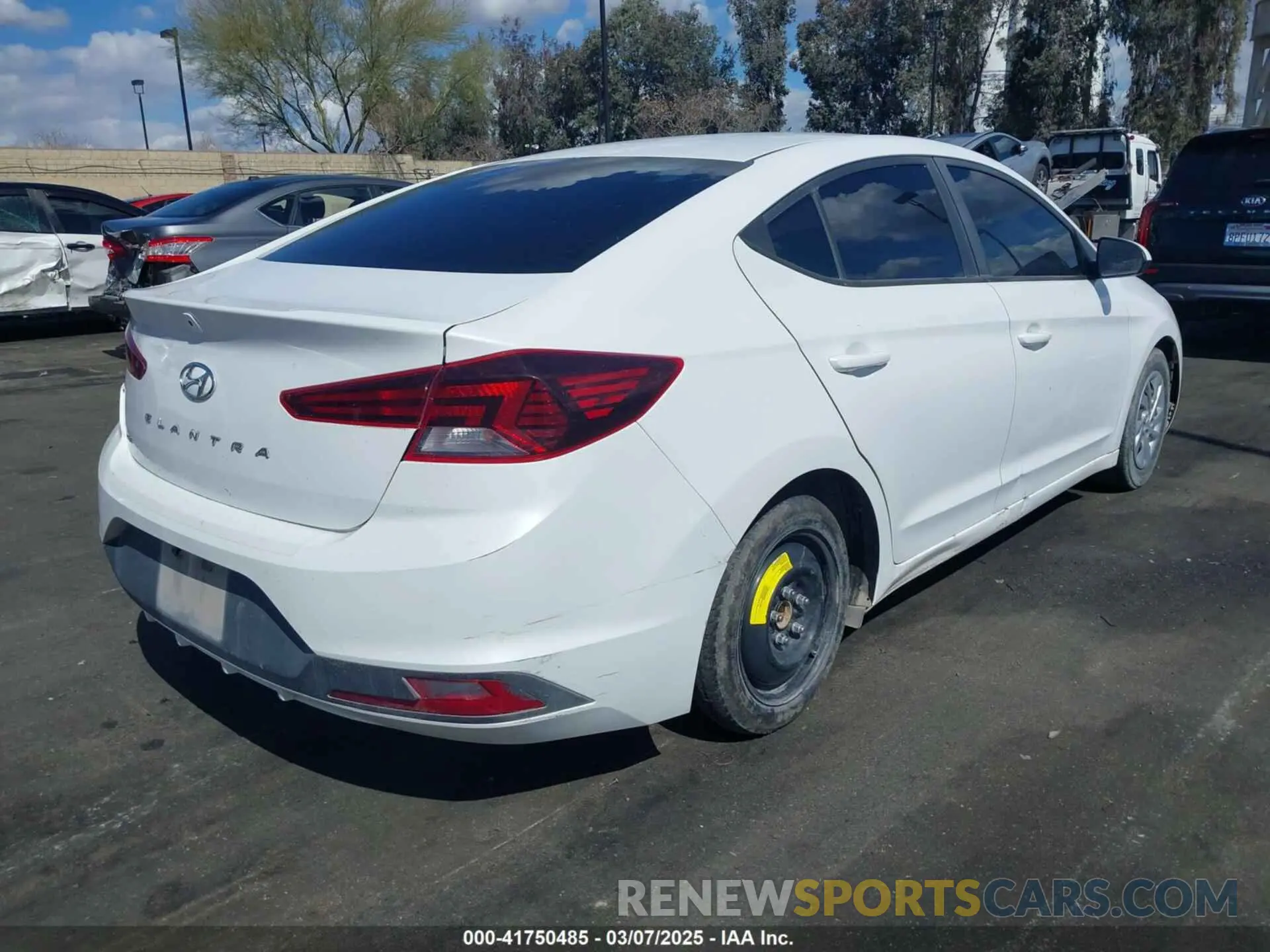 4 Photograph of a damaged car 5NPD74LF9LH611446 HYUNDAI ELANTRA 2020