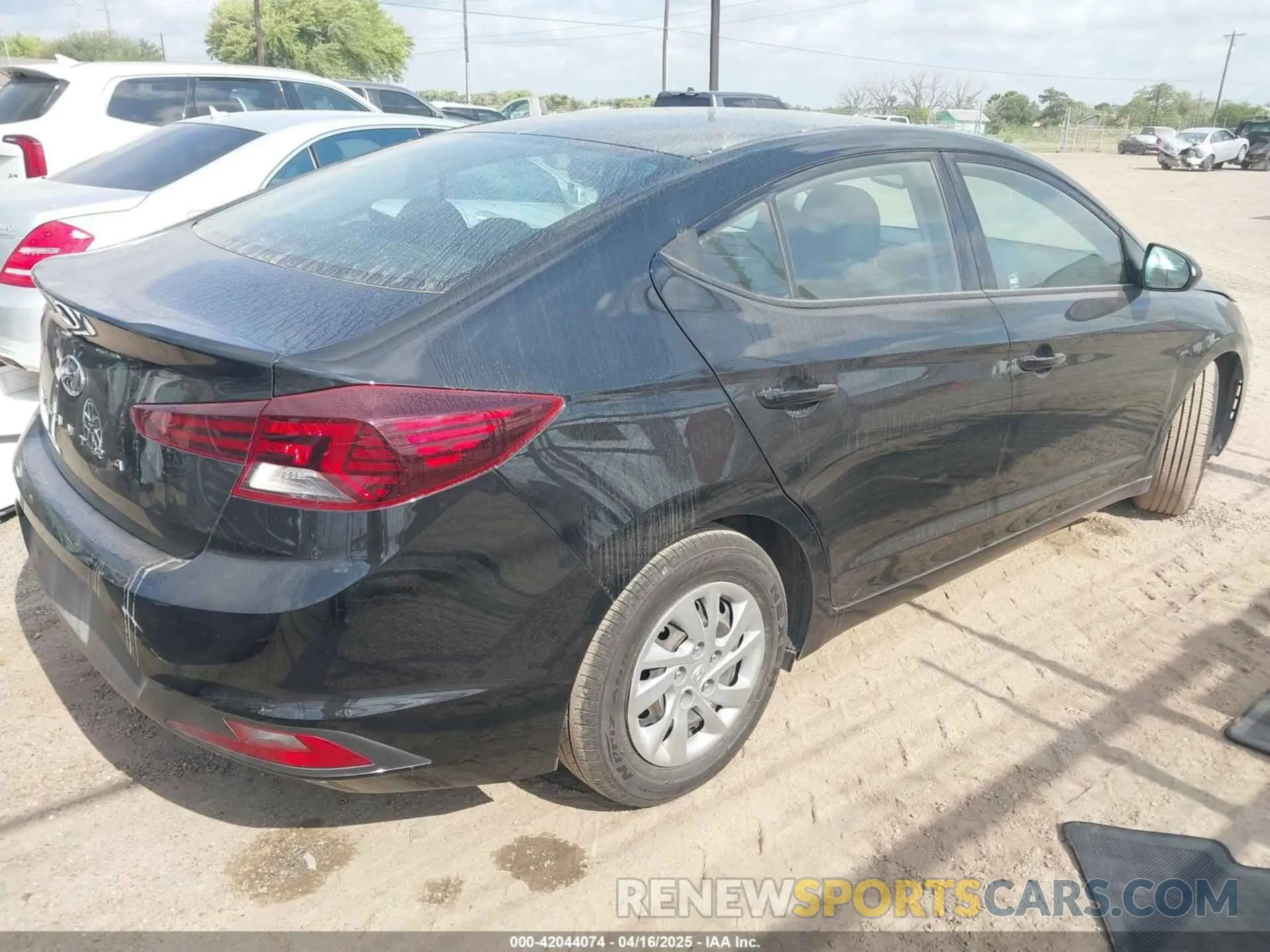 4 Photograph of a damaged car 5NPD74LF9LH611530 HYUNDAI ELANTRA 2020