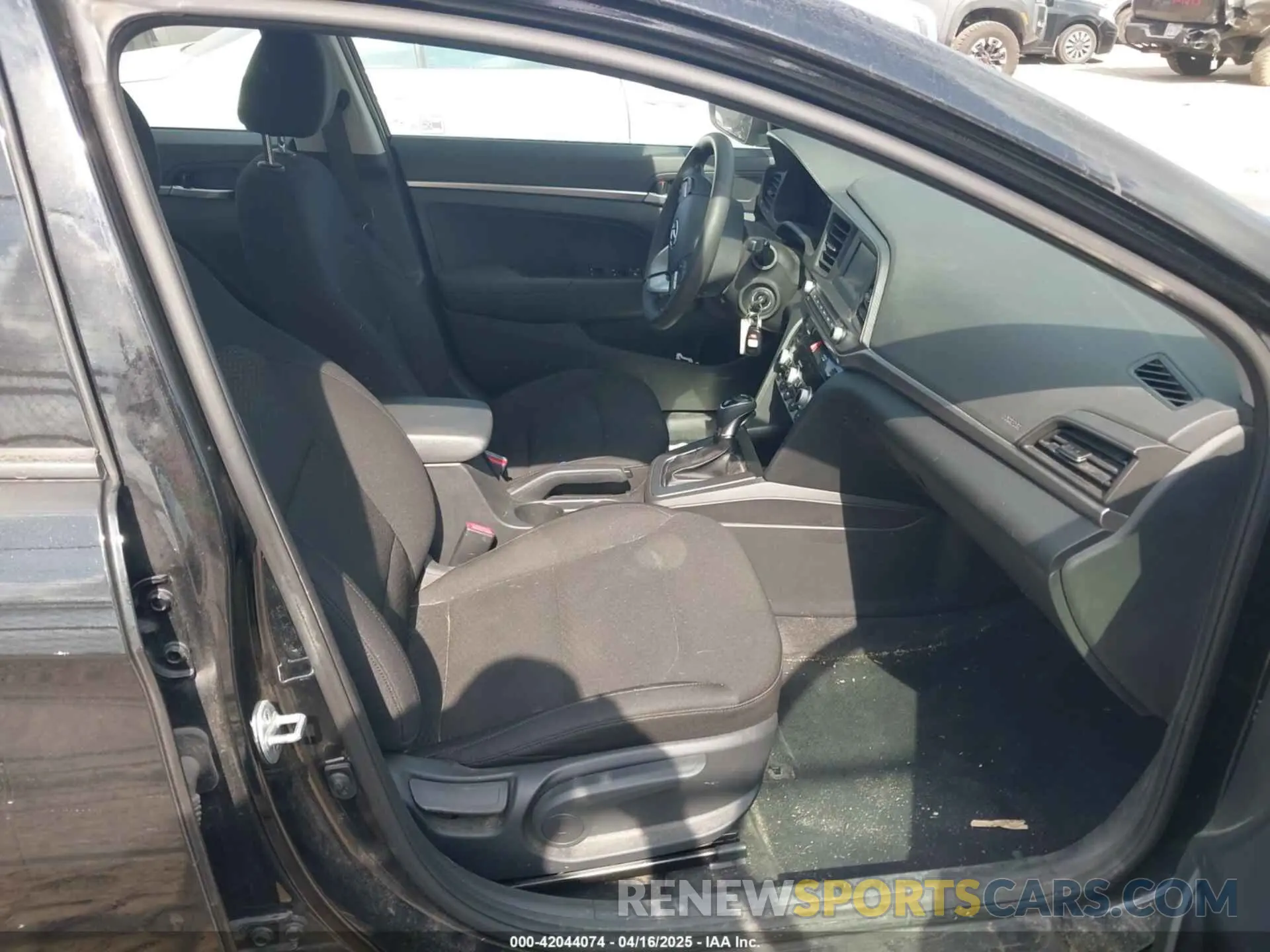 5 Photograph of a damaged car 5NPD74LF9LH611530 HYUNDAI ELANTRA 2020