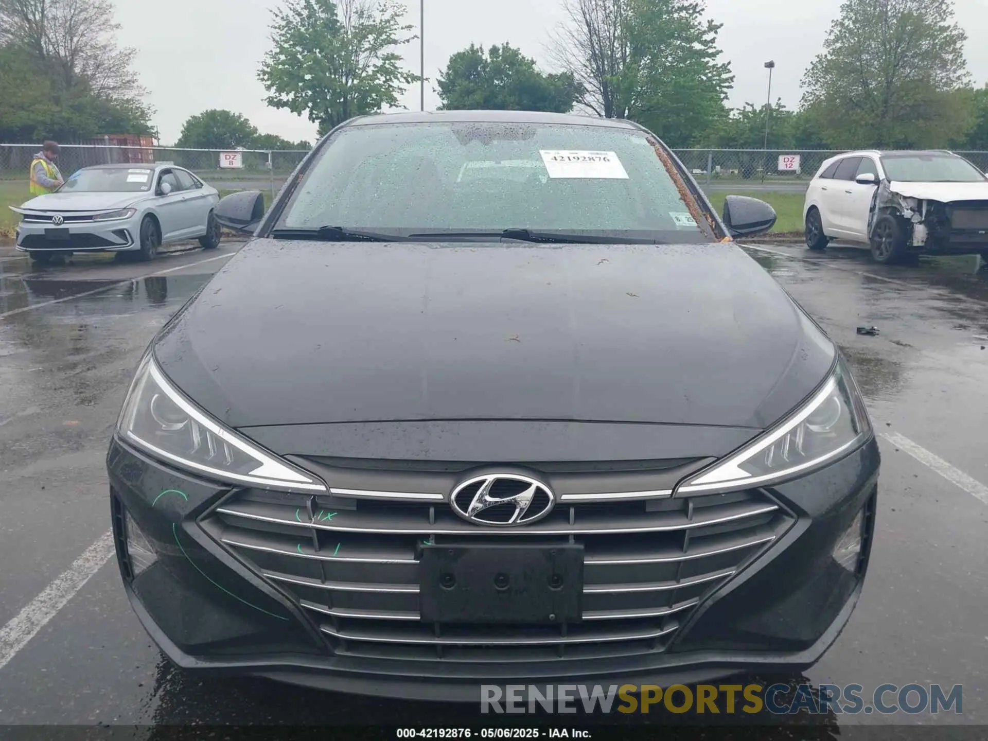 12 Photograph of a damaged car 5NPD74LFXLH599405 HYUNDAI ELANTRA 2020