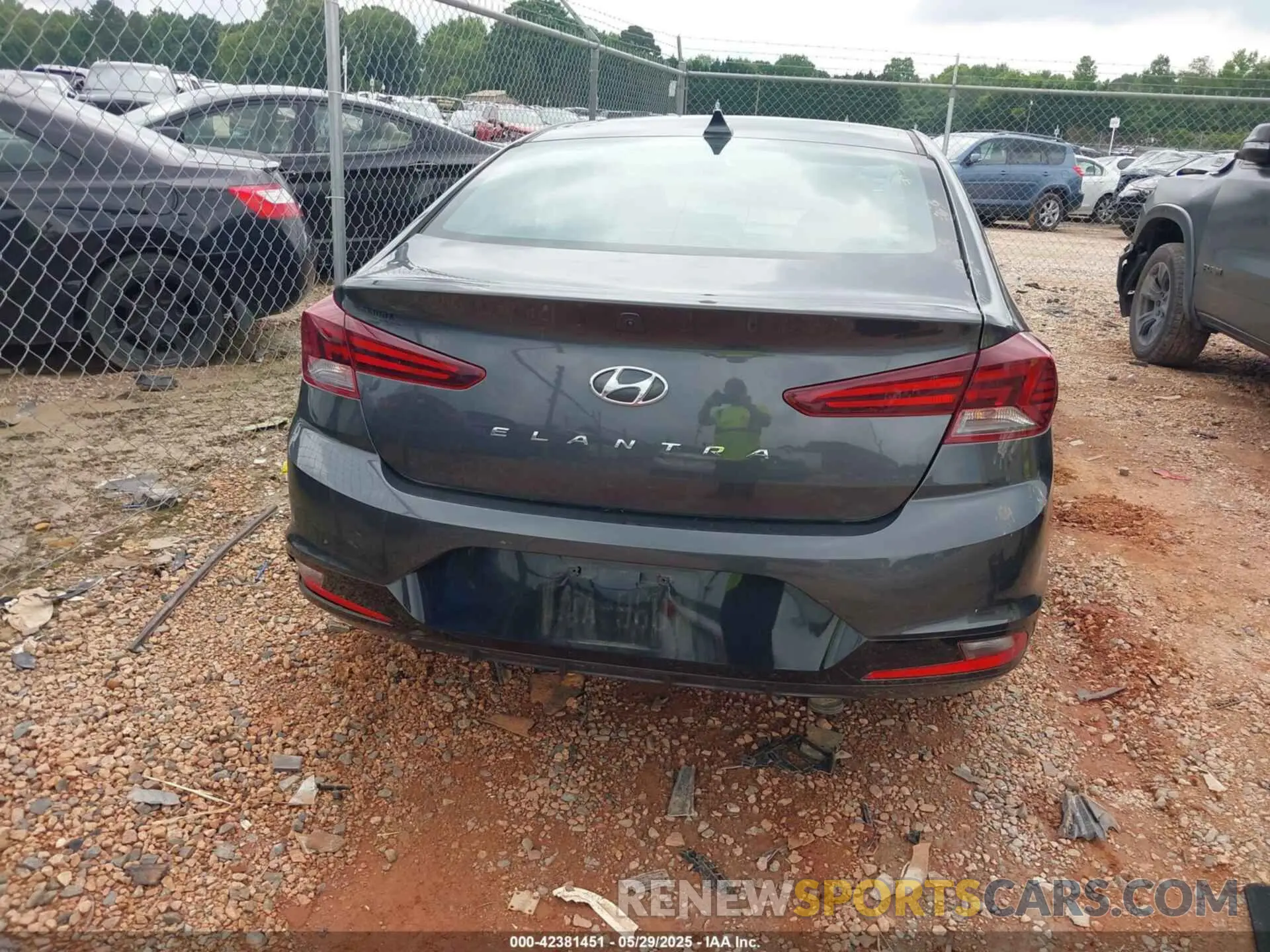 16 Photograph of a damaged car 5NPD84LF0LH557192 HYUNDAI ELANTRA 2020