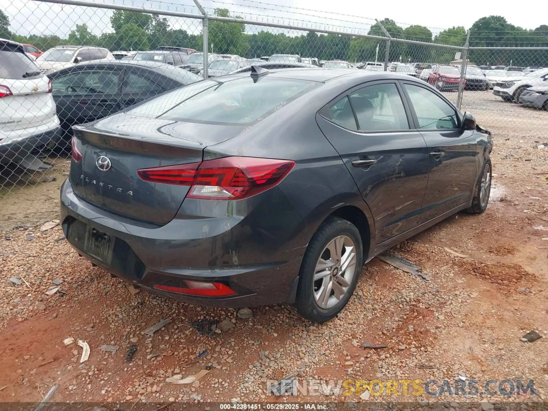 4 Photograph of a damaged car 5NPD84LF0LH557192 HYUNDAI ELANTRA 2020