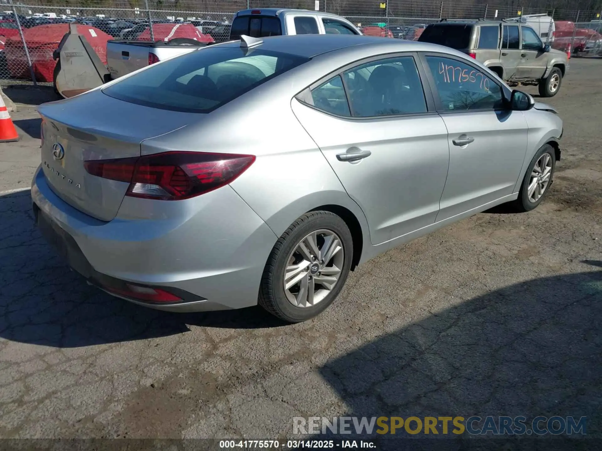 4 Photograph of a damaged car 5NPD84LF0LH565812 HYUNDAI ELANTRA 2020