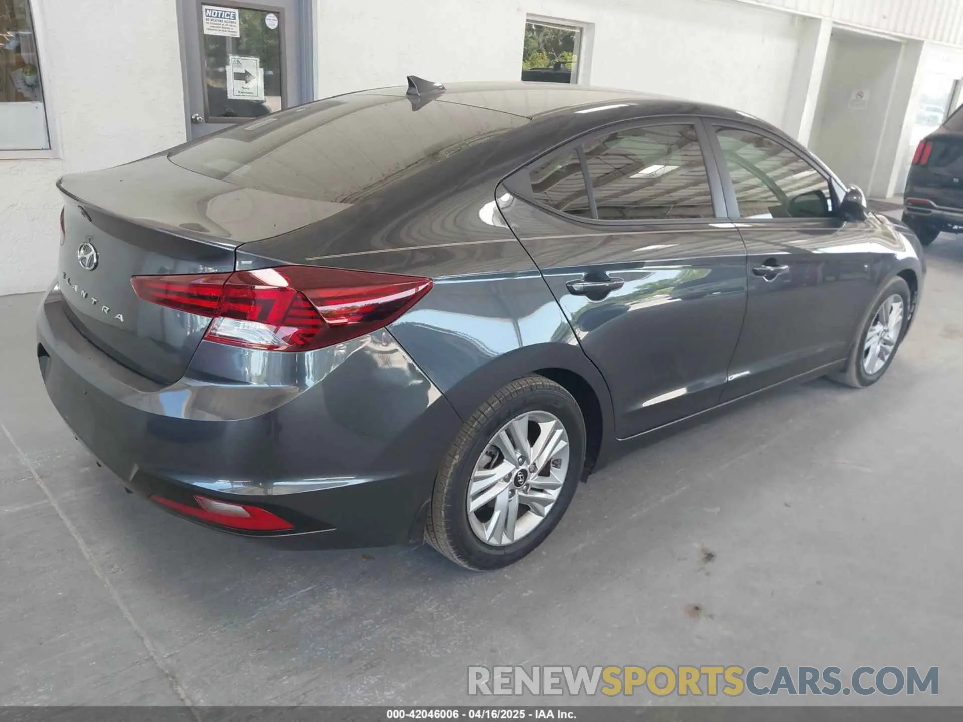 4 Photograph of a damaged car 5NPD84LF0LH604124 HYUNDAI ELANTRA 2020