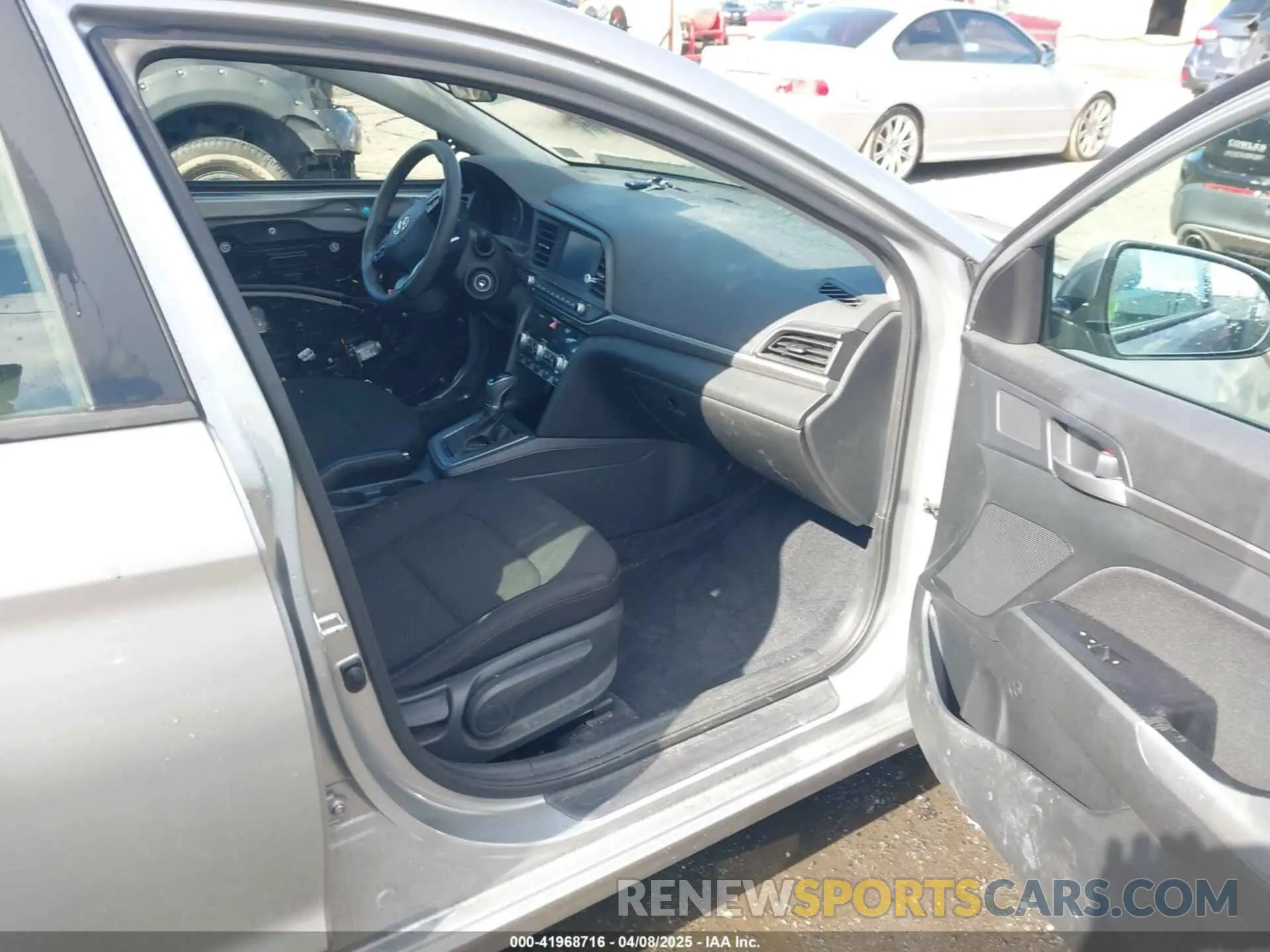 5 Photograph of a damaged car 5NPD84LF1LH570310 HYUNDAI ELANTRA 2020