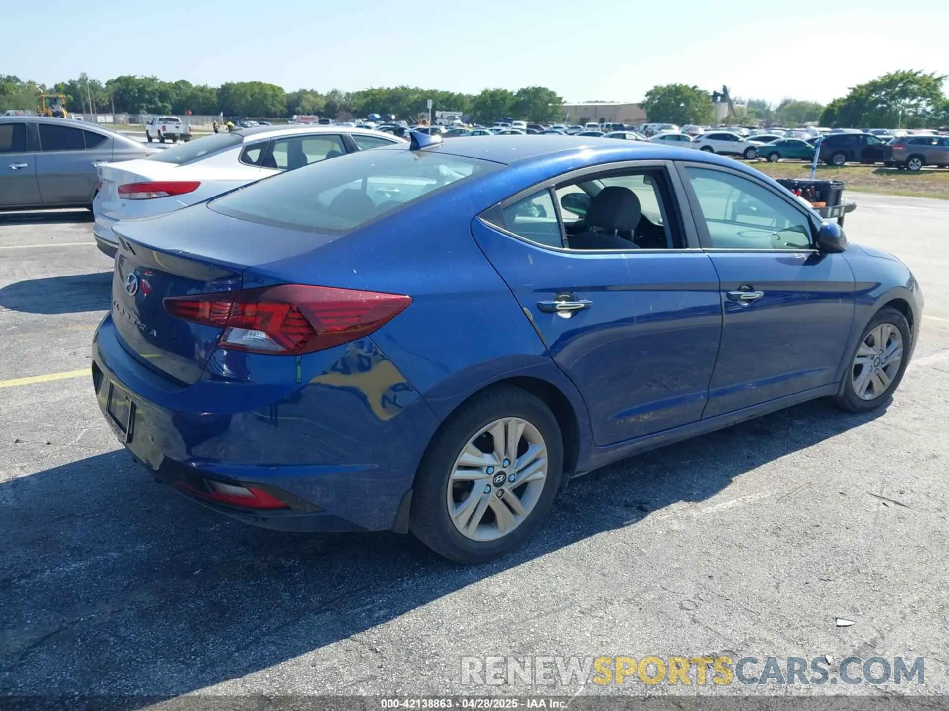 4 Photograph of a damaged car 5NPD84LF1LH570792 HYUNDAI ELANTRA 2020