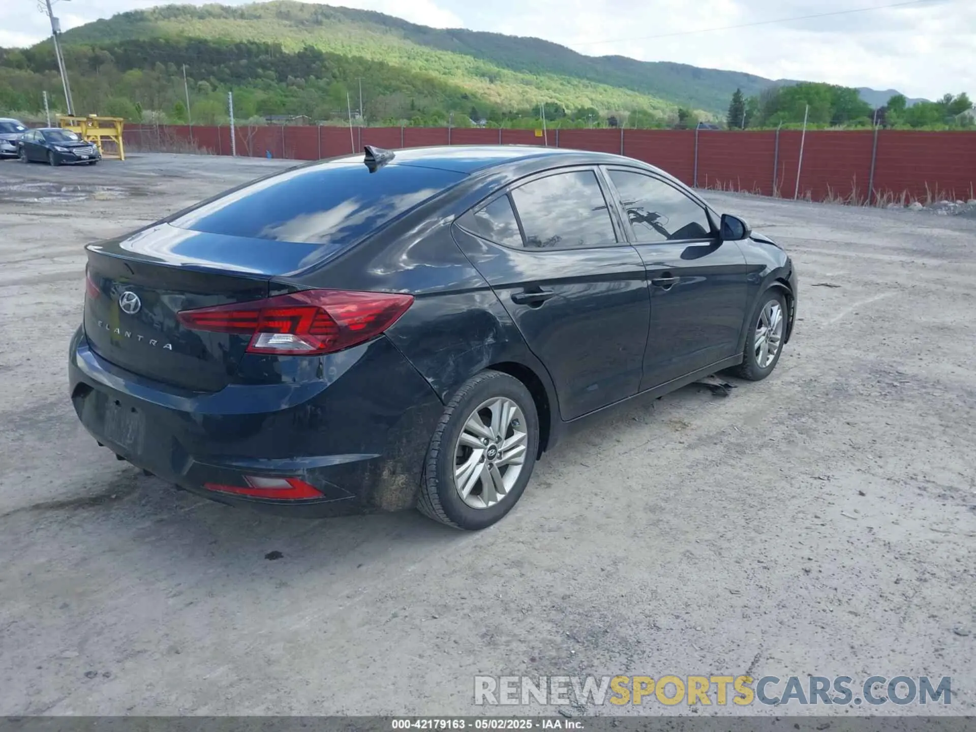 4 Photograph of a damaged car 5NPD84LF1LH624348 HYUNDAI ELANTRA 2020