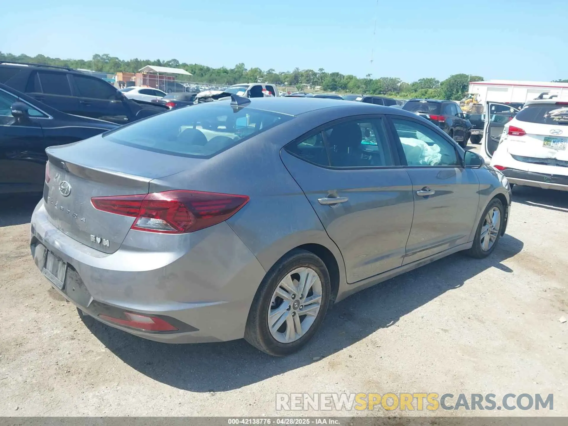 4 Photograph of a damaged car 5NPD84LF2LH525411 HYUNDAI ELANTRA 2020