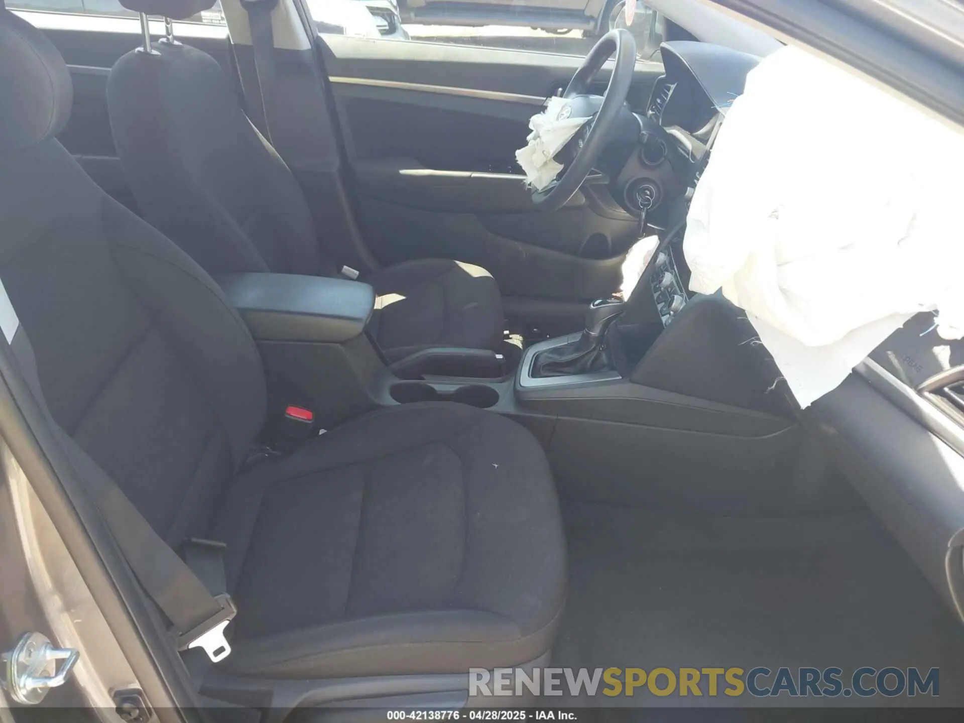 5 Photograph of a damaged car 5NPD84LF2LH525411 HYUNDAI ELANTRA 2020