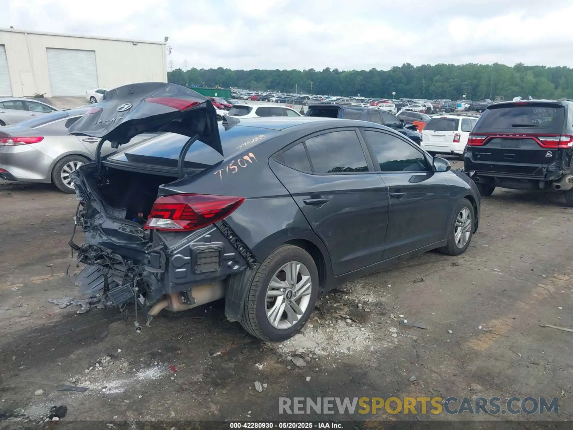 4 Photograph of a damaged car 5NPD84LF3LH555873 HYUNDAI ELANTRA 2020