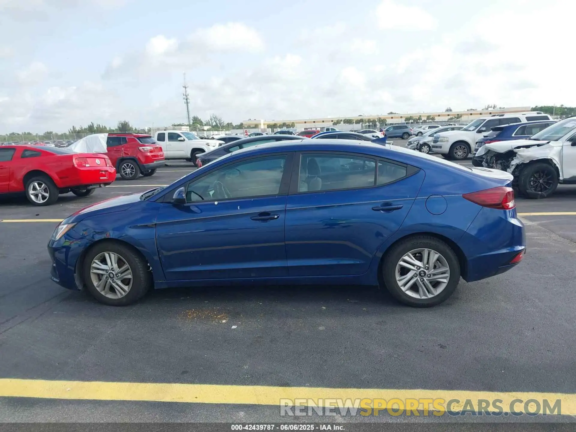 14 Photograph of a damaged car 5NPD84LF4LH551704 HYUNDAI ELANTRA 2020