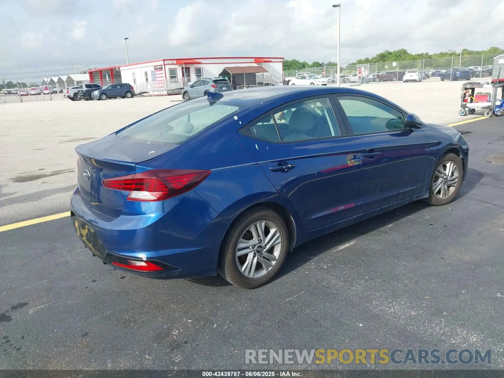 4 Photograph of a damaged car 5NPD84LF4LH551704 HYUNDAI ELANTRA 2020