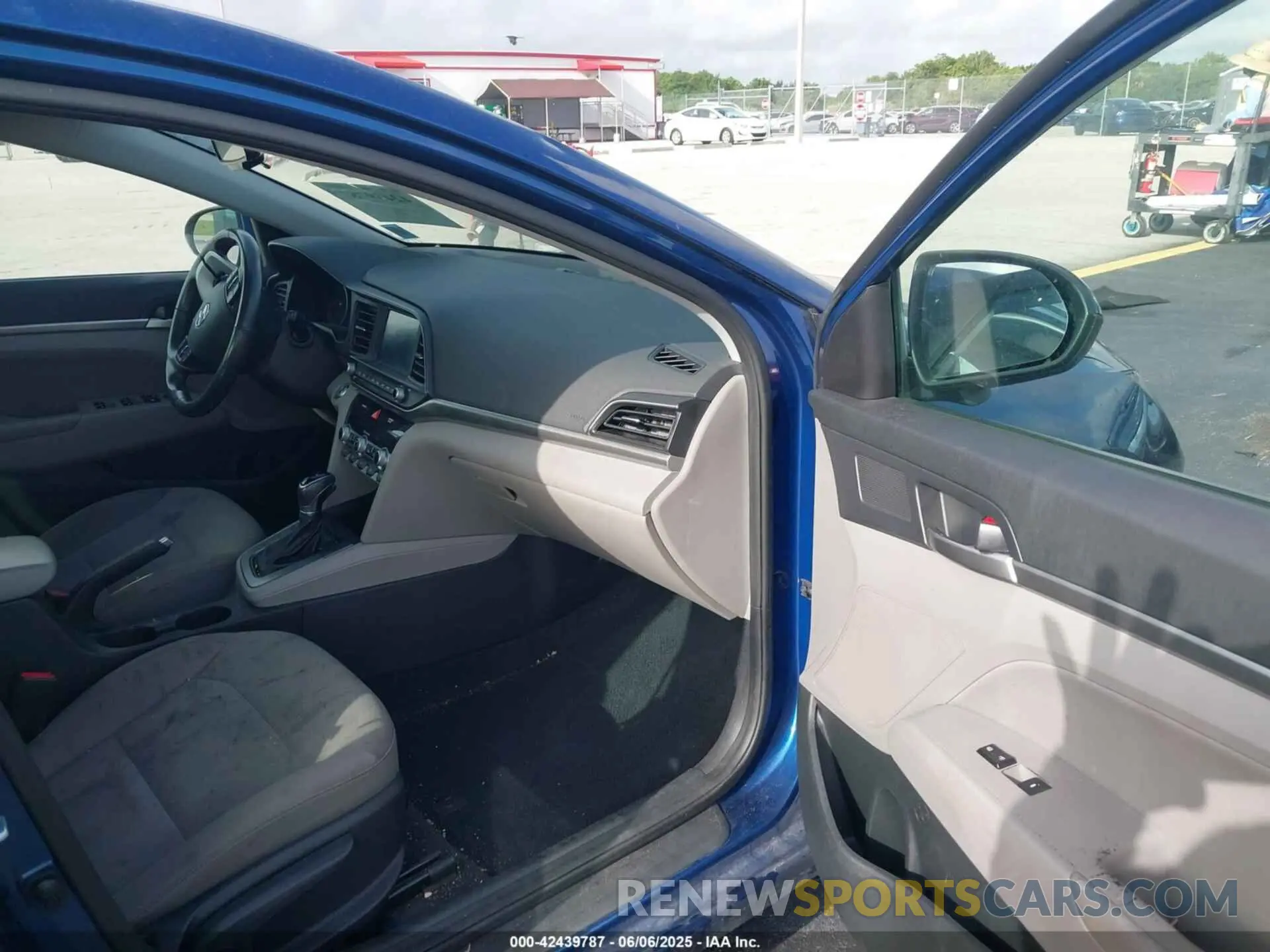 5 Photograph of a damaged car 5NPD84LF4LH551704 HYUNDAI ELANTRA 2020
