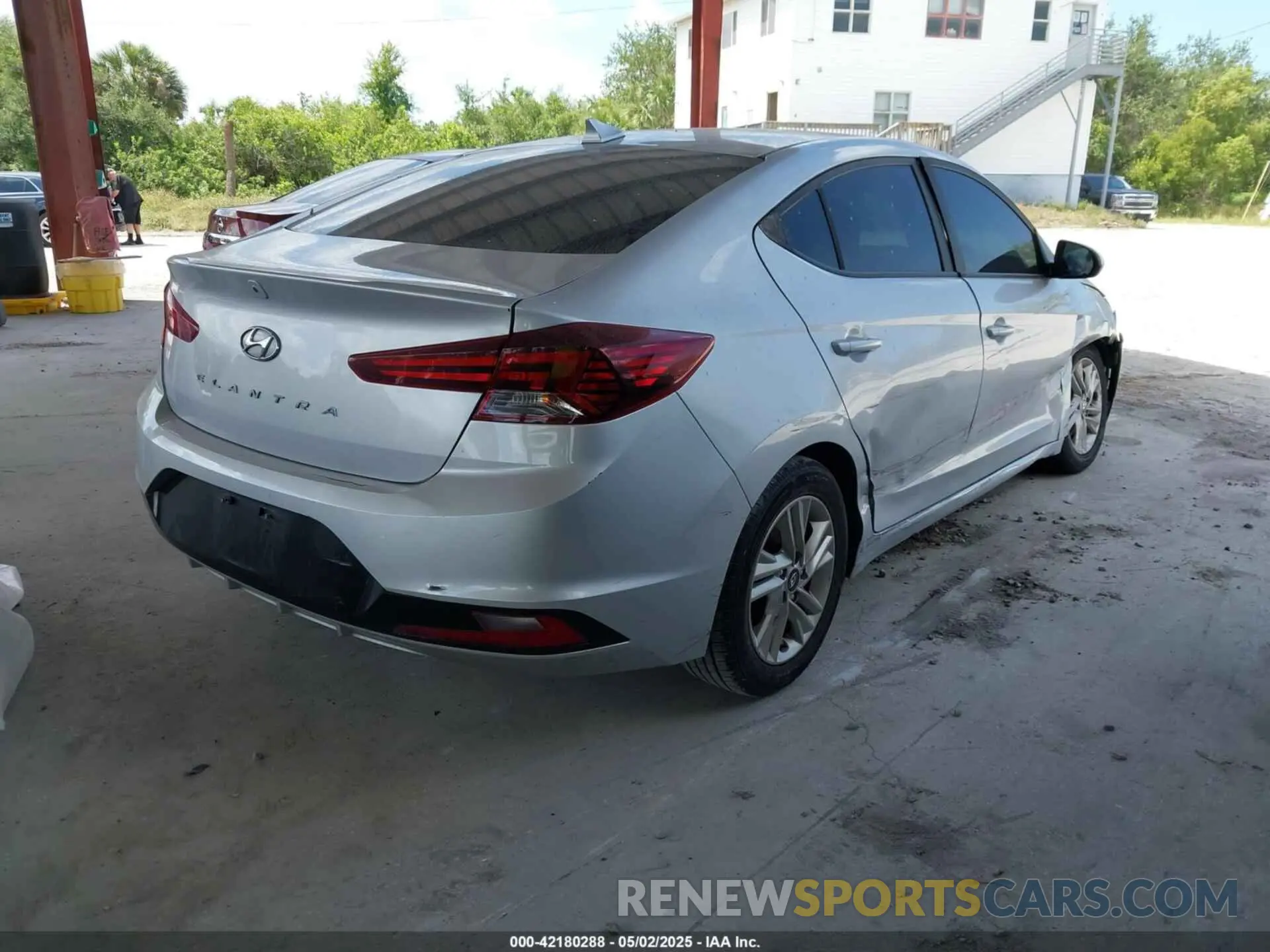 4 Photograph of a damaged car 5NPD84LF5LH512958 HYUNDAI ELANTRA 2020