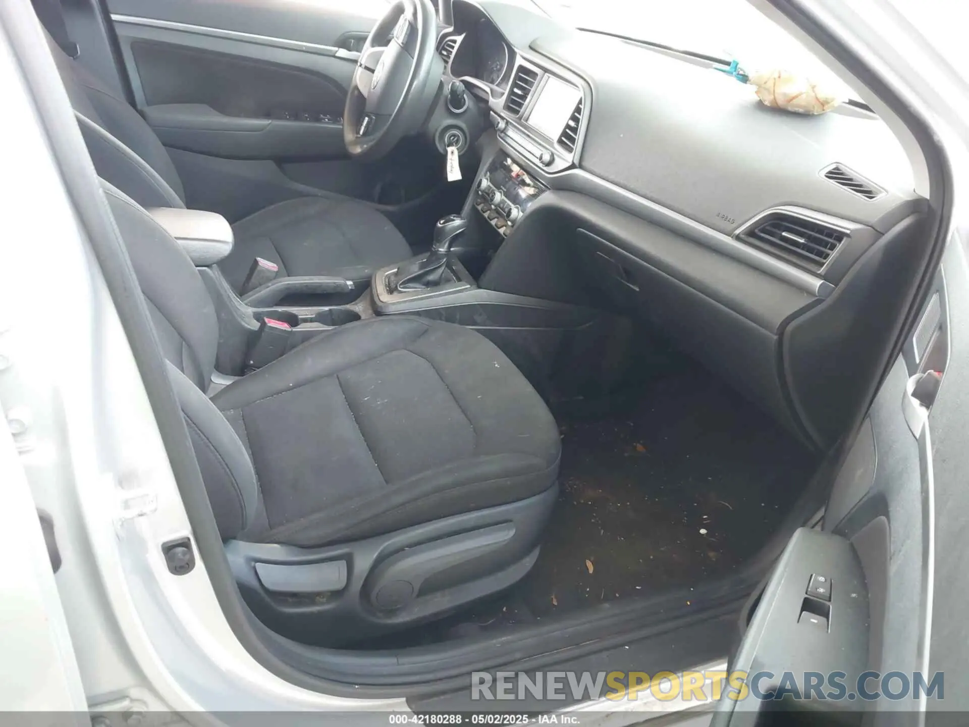 5 Photograph of a damaged car 5NPD84LF5LH512958 HYUNDAI ELANTRA 2020