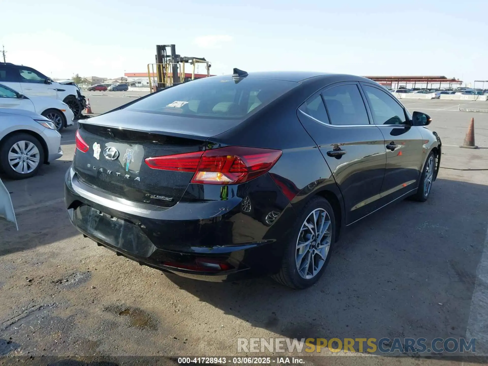 4 Photograph of a damaged car 5NPD84LF5LH517948 HYUNDAI ELANTRA 2020