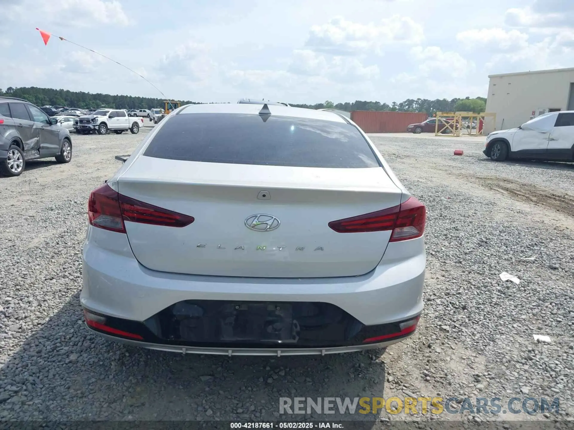 17 Photograph of a damaged car 5NPD84LF6LH528764 HYUNDAI ELANTRA 2020