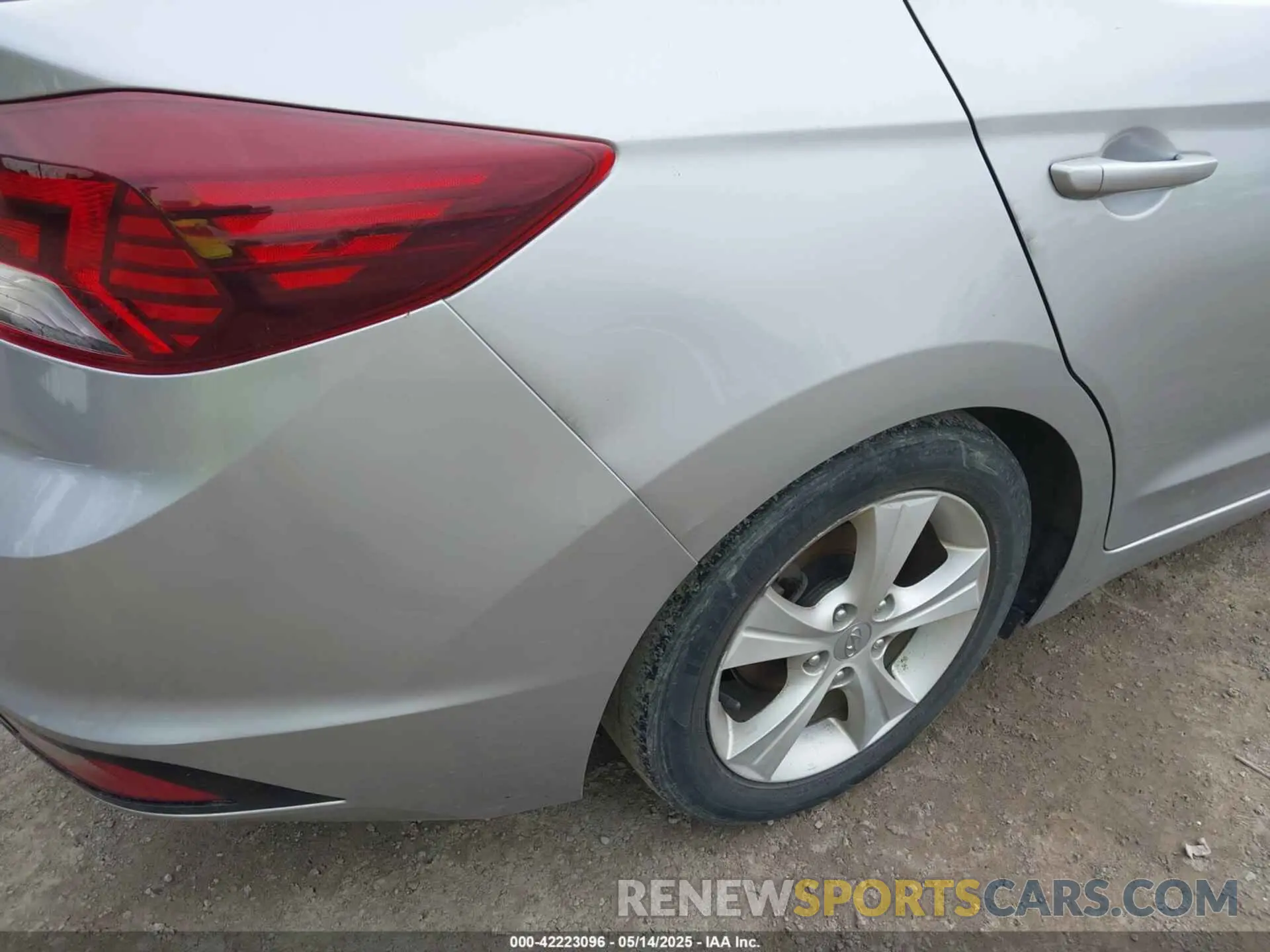 19 Photograph of a damaged car 5NPD84LF6LH621851 HYUNDAI ELANTRA 2020