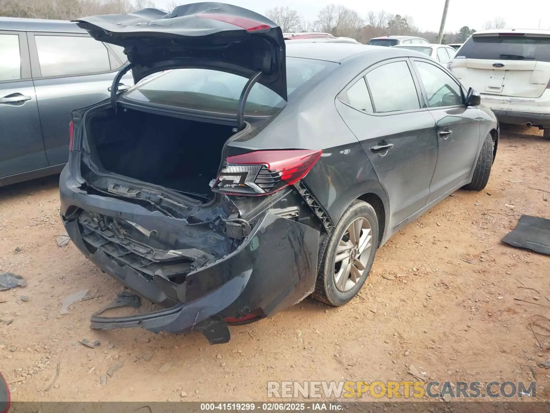 4 Photograph of a damaged car 5NPD84LF7LH499565 HYUNDAI ELANTRA 2020