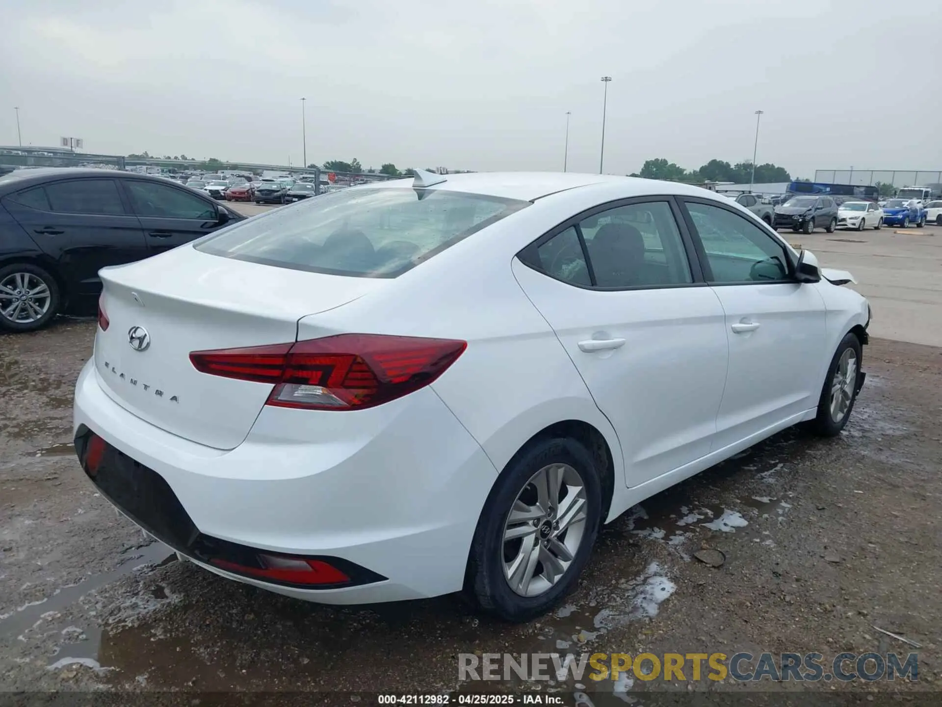 4 Photograph of a damaged car 5NPD84LF7LH525694 HYUNDAI ELANTRA 2020