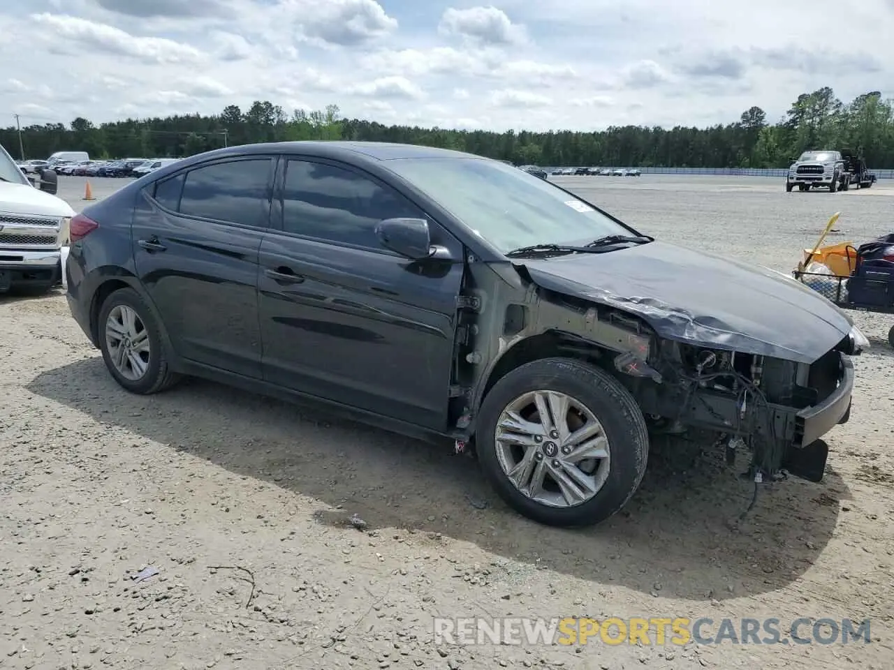 4 Photograph of a damaged car 5NPD84LF7LH613211 HYUNDAI ELANTRA 2020
