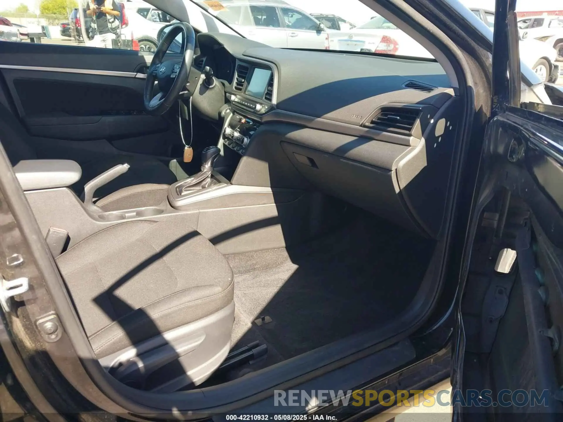 5 Photograph of a damaged car 5NPD84LF8LH605828 HYUNDAI ELANTRA 2020