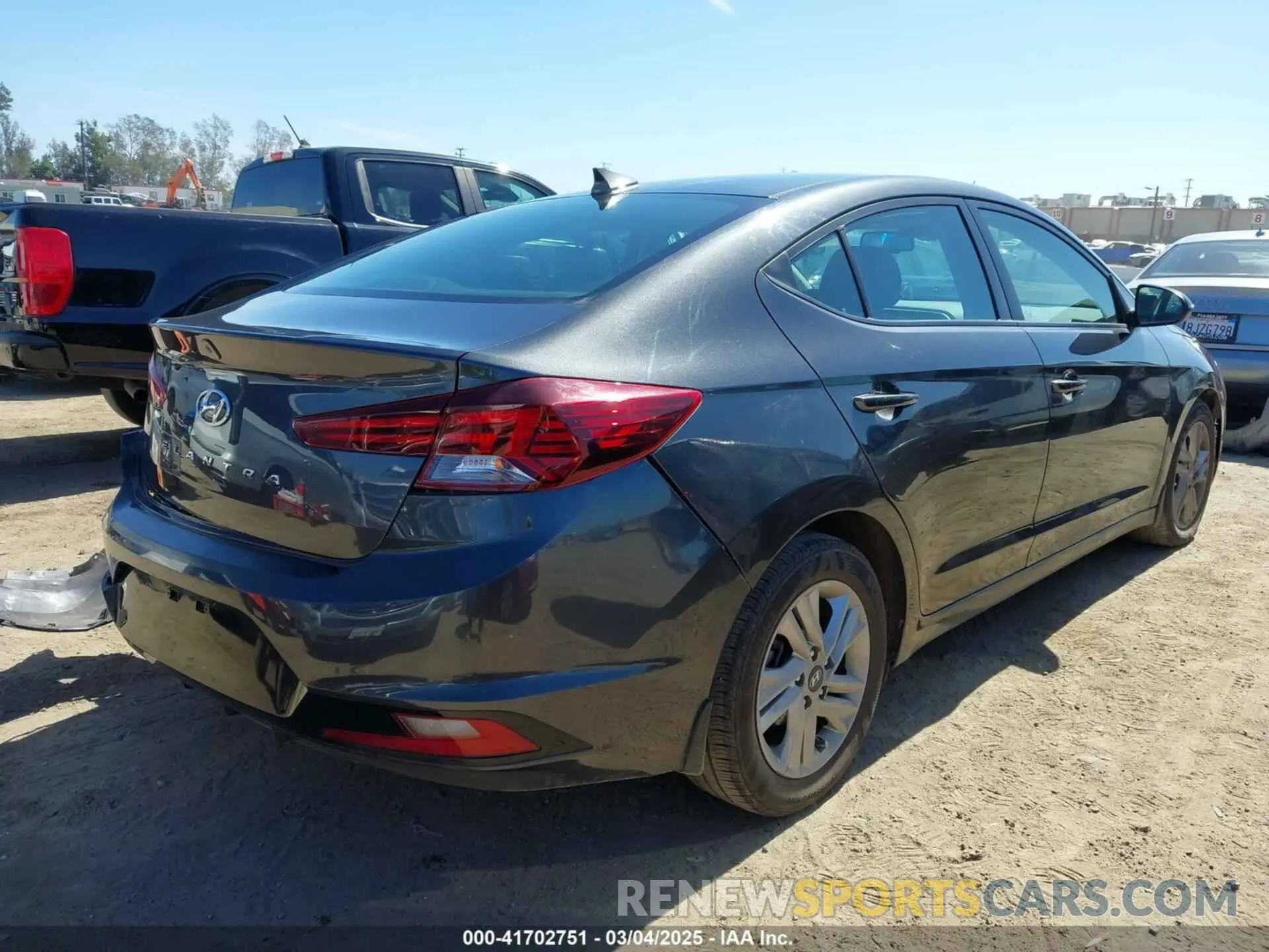 4 Photograph of a damaged car 5NPD84LF9LH558115 HYUNDAI ELANTRA 2020