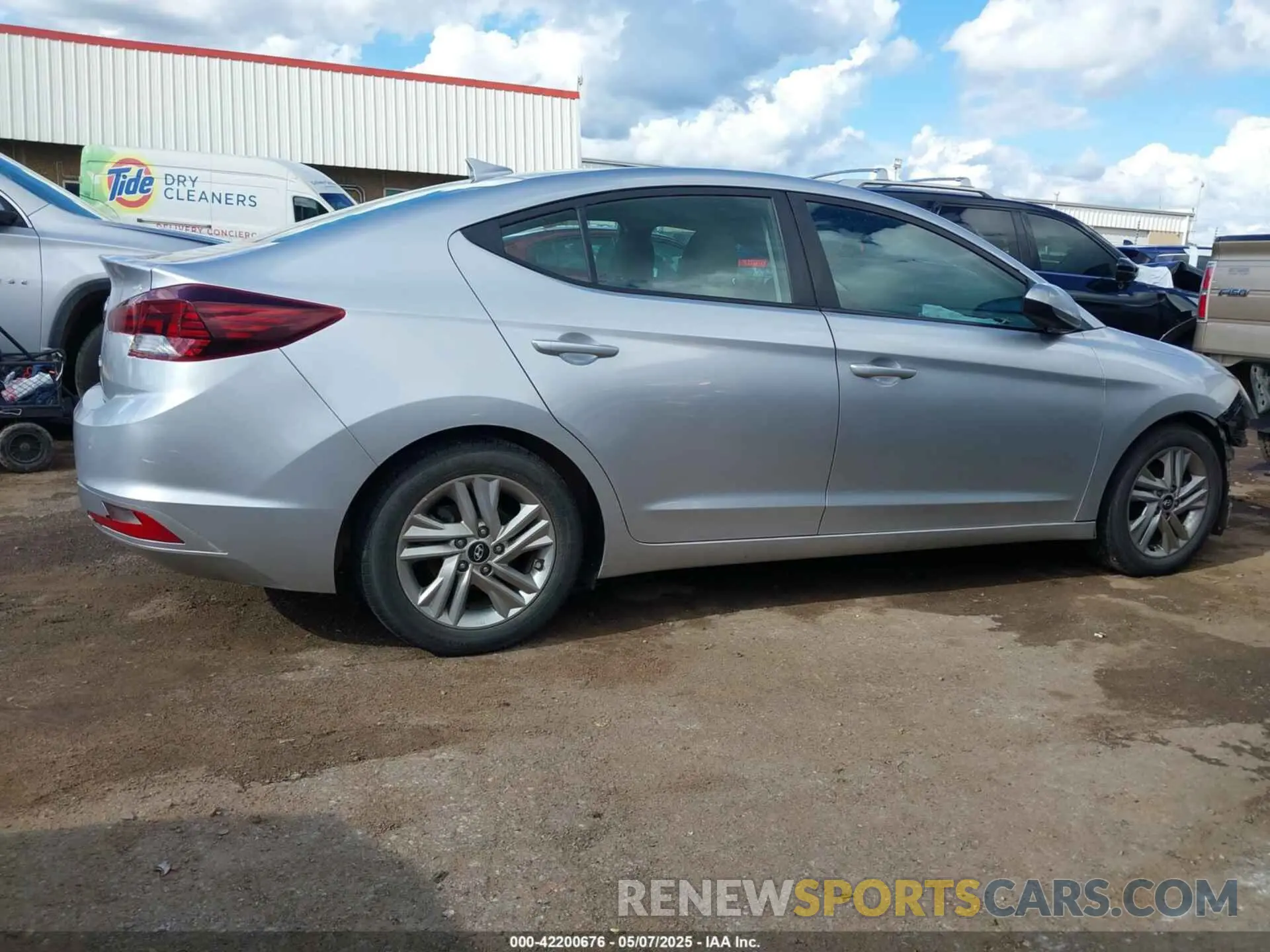 13 Photograph of a damaged car 5NPD84LFXLH568720 HYUNDAI ELANTRA 2020