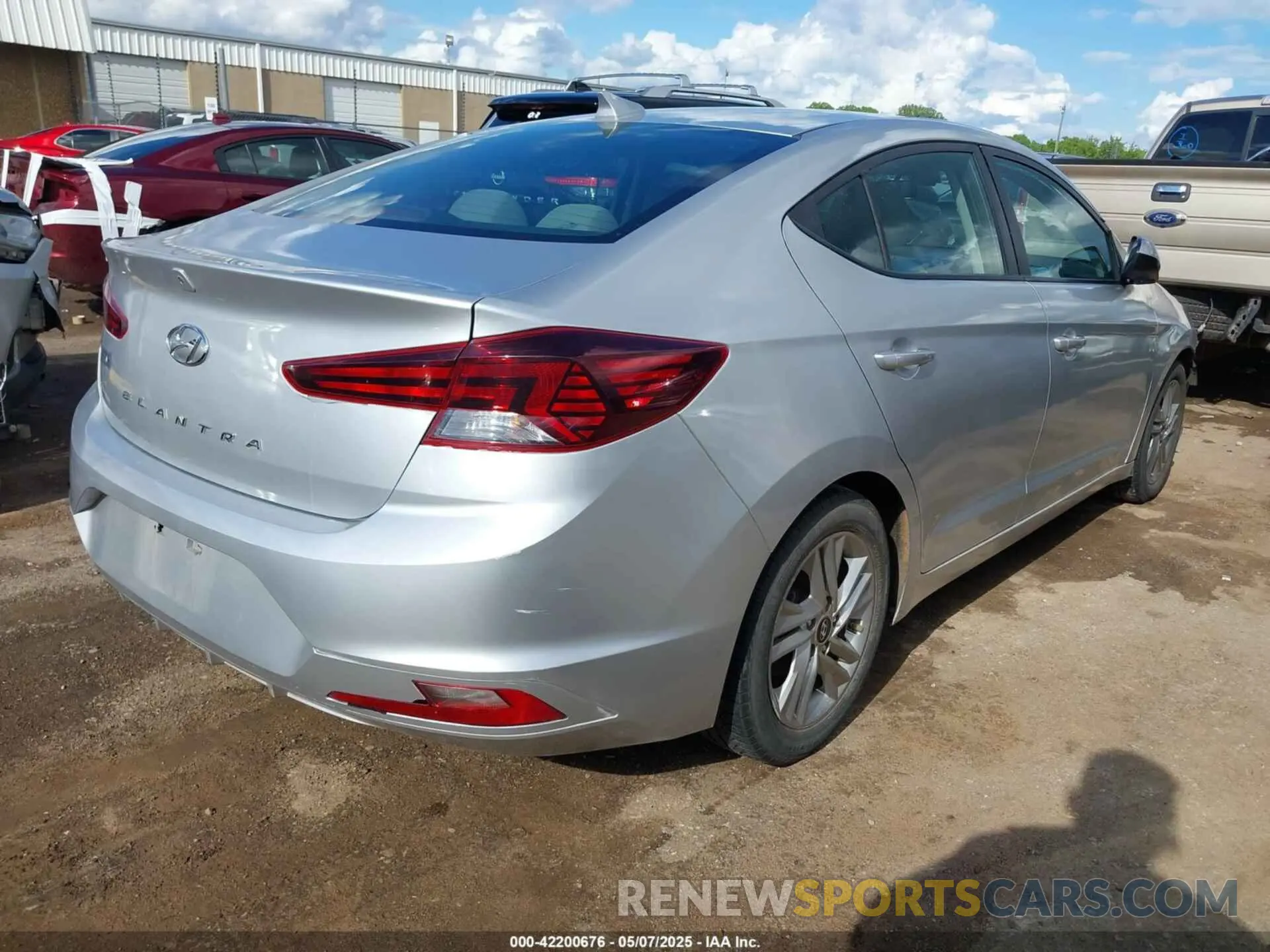 4 Photograph of a damaged car 5NPD84LFXLH568720 HYUNDAI ELANTRA 2020