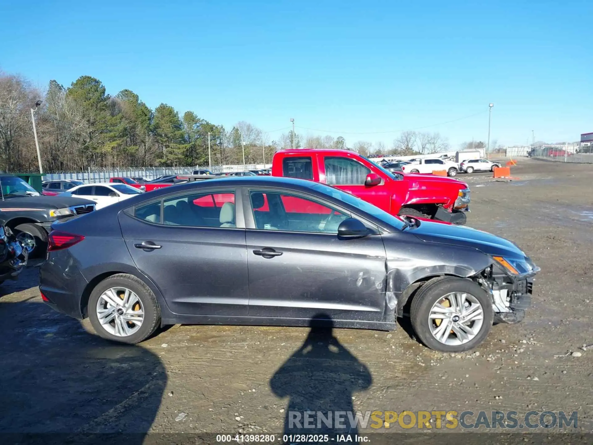 13 Photograph of a damaged car 5NPD84LFXLH582424 HYUNDAI ELANTRA 2020