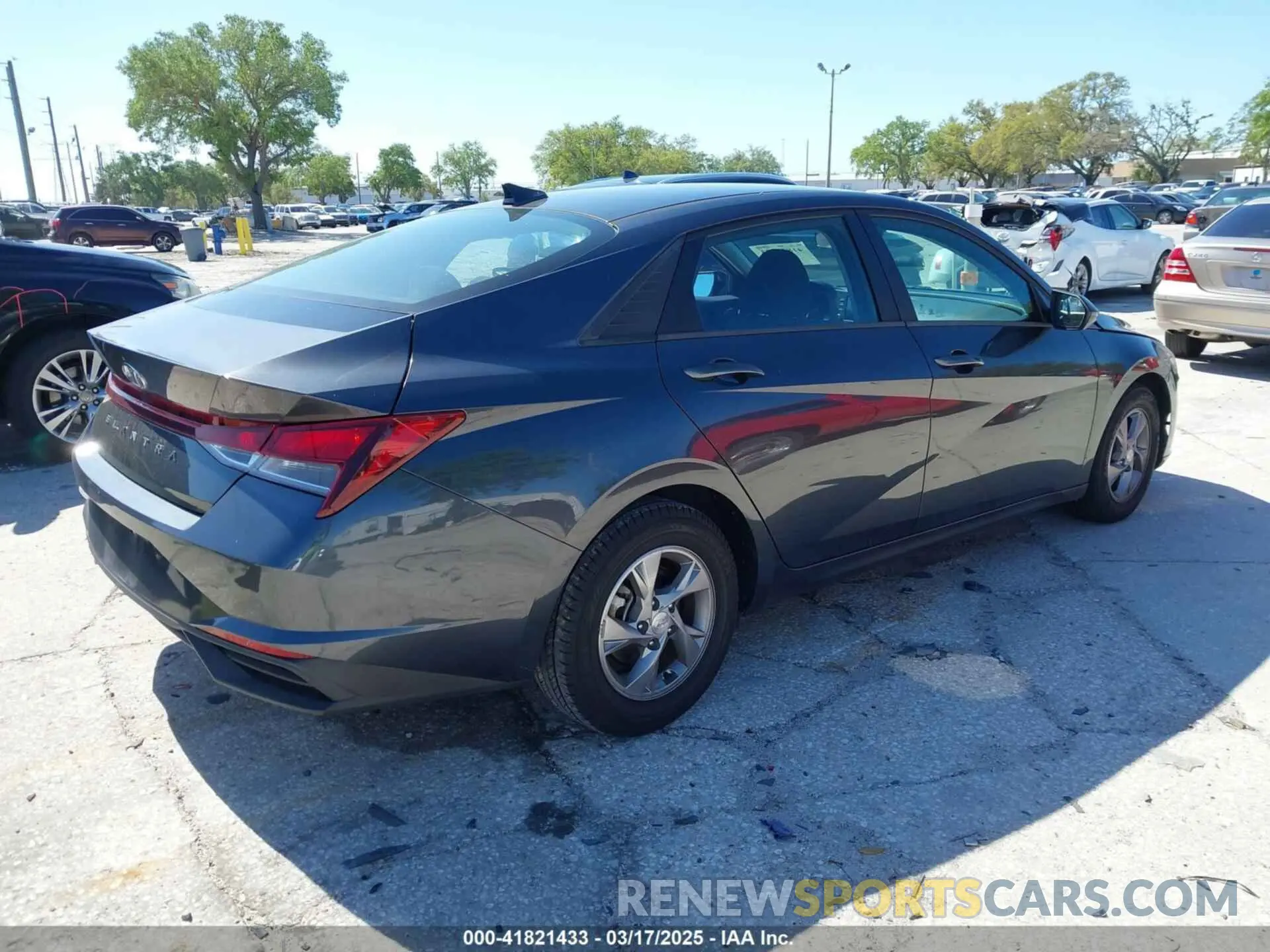 4 Photograph of a damaged car 5NPLL4AG1MH027434 HYUNDAI ELANTRA 2021
