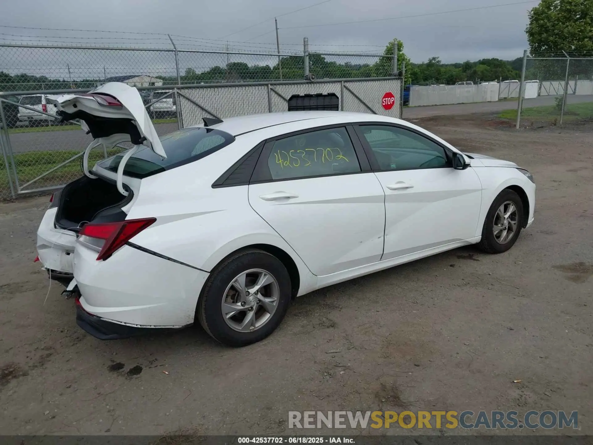 4 Photograph of a damaged car 5NPLL4AG2MH015857 HYUNDAI ELANTRA 2021