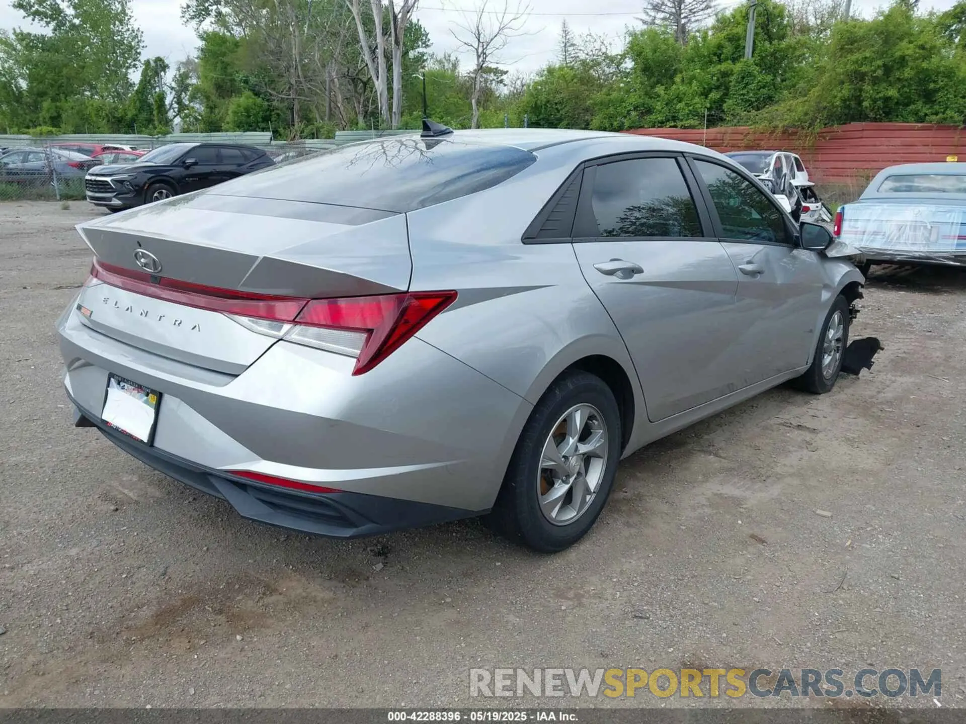 4 Photograph of a damaged car 5NPLL4AG8MH021582 HYUNDAI ELANTRA 2021
