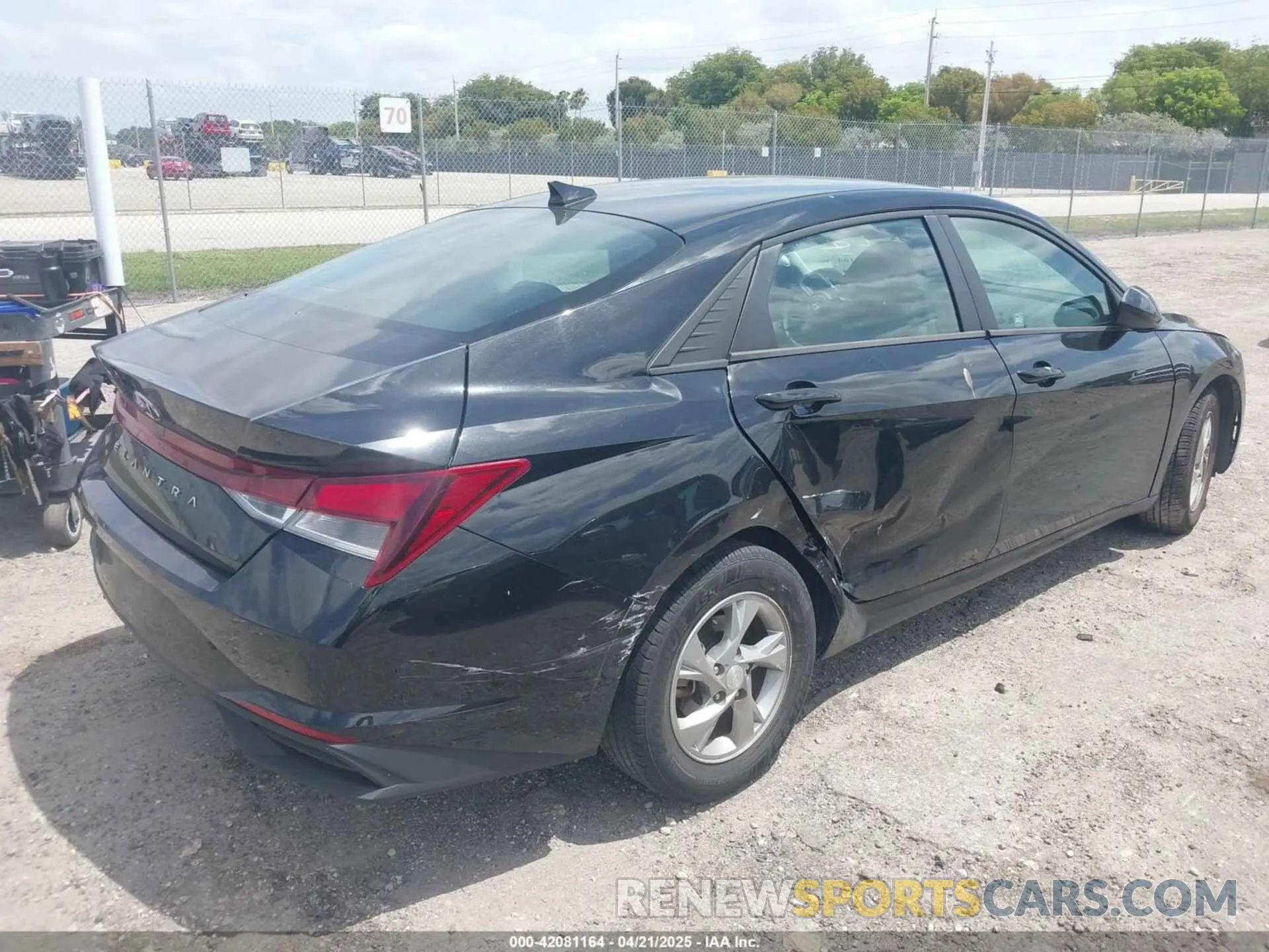4 Photograph of a damaged car 5NPLL4AG8MH037152 HYUNDAI ELANTRA 2021
