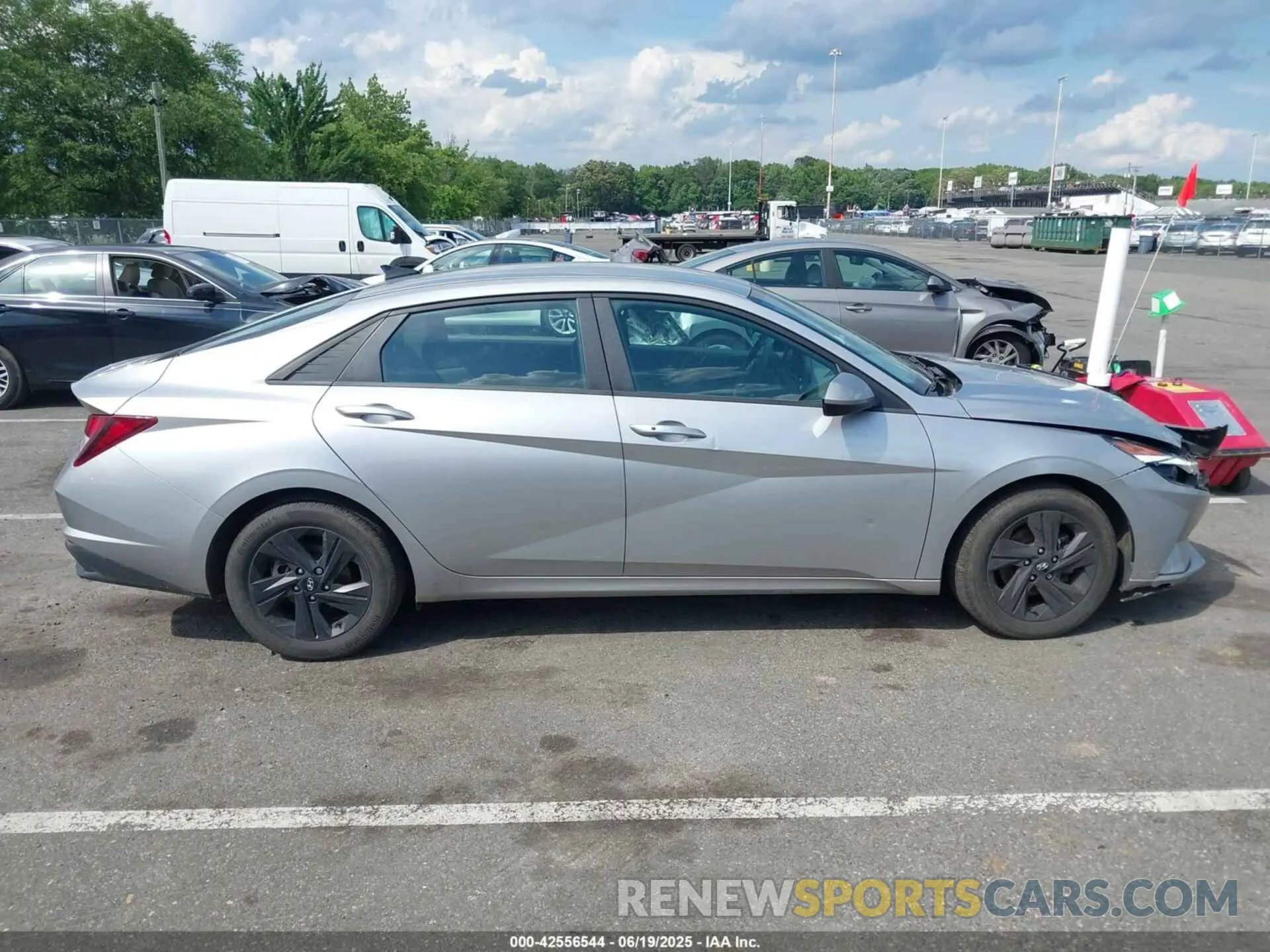 12 Photograph of a damaged car 5NPLM4AG1MH033652 HYUNDAI ELANTRA 2021