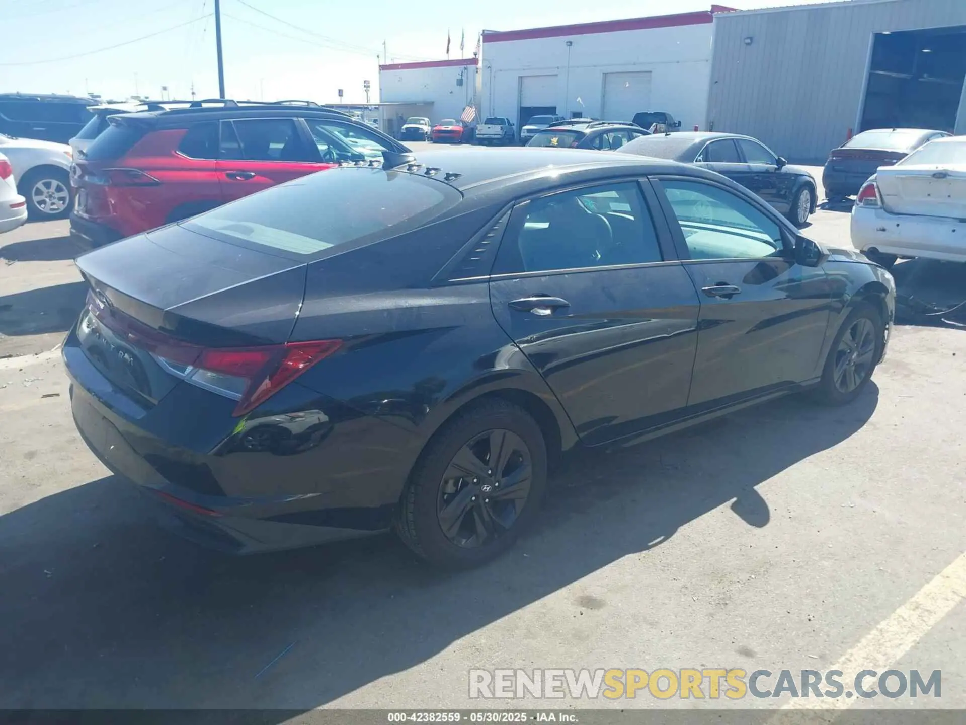 4 Photograph of a damaged car 5NPLM4AG5MH035615 HYUNDAI ELANTRA 2021