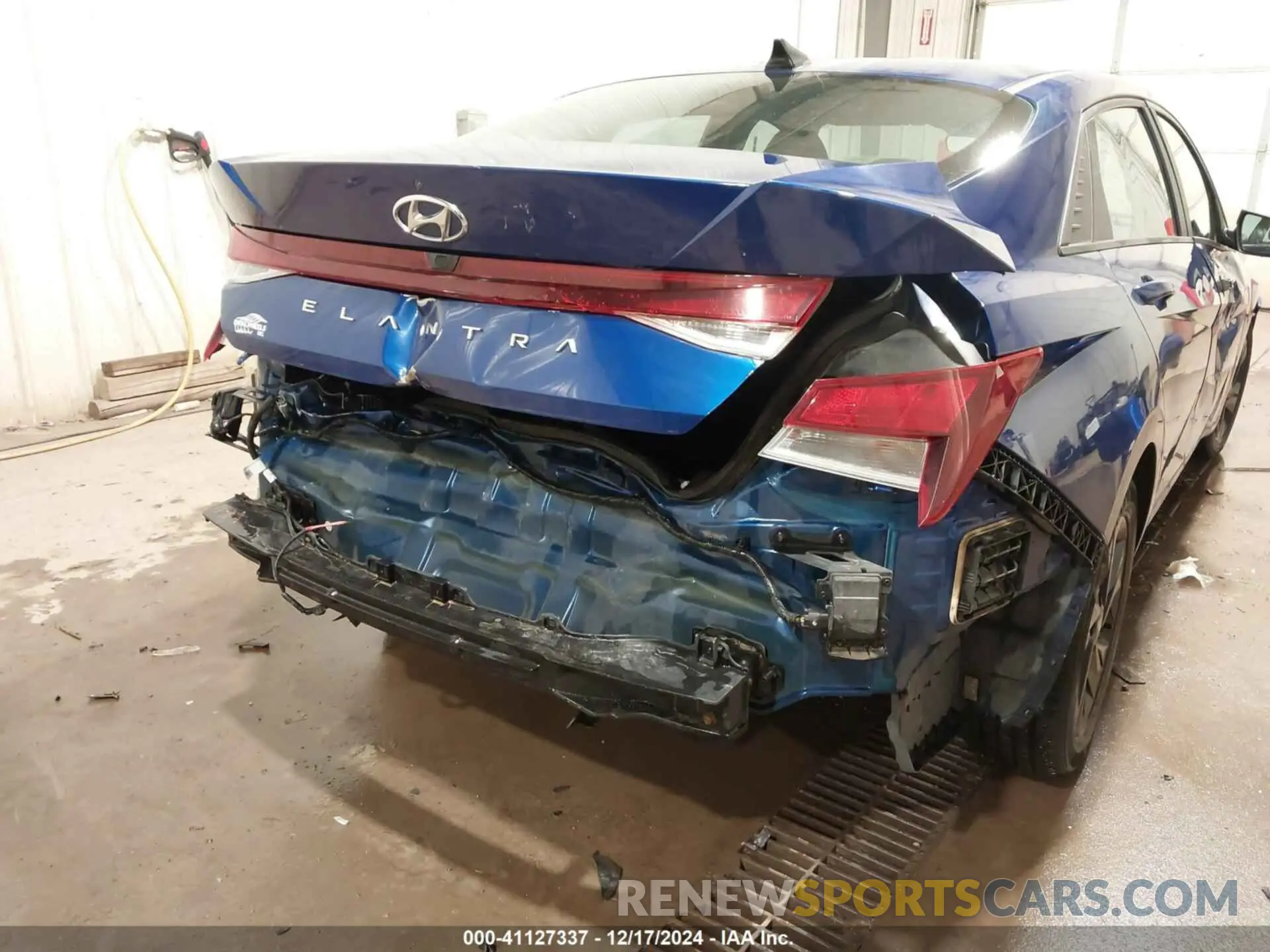18 Photograph of a damaged car 5NPLM4AG7MH017746 HYUNDAI ELANTRA 2021