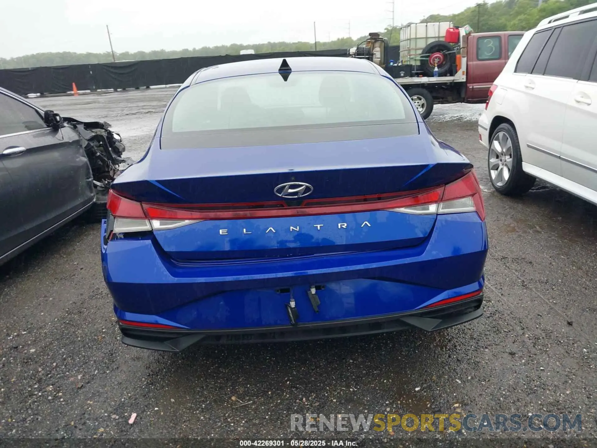 16 Photograph of a damaged car 5NPLM4AG8MH046303 HYUNDAI ELANTRA 2021