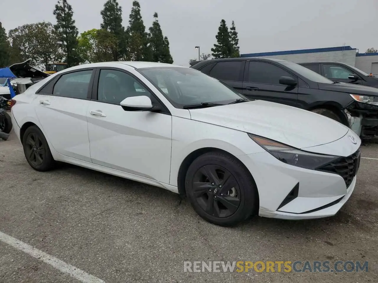 4 Photograph of a damaged car 5NPLM4AG9MH044995 HYUNDAI ELANTRA 2021
