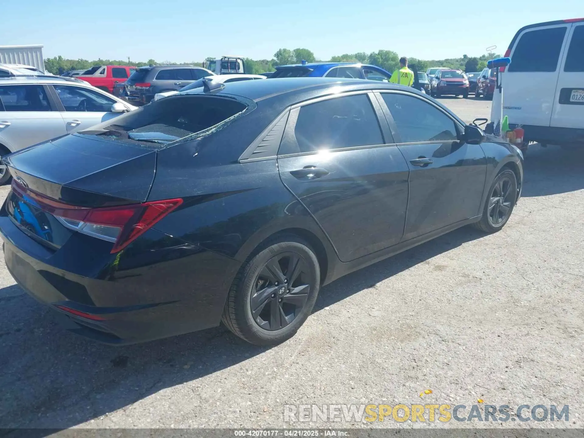 4 Photograph of a damaged car 5NPLS4AG2MH009981 HYUNDAI ELANTRA 2021