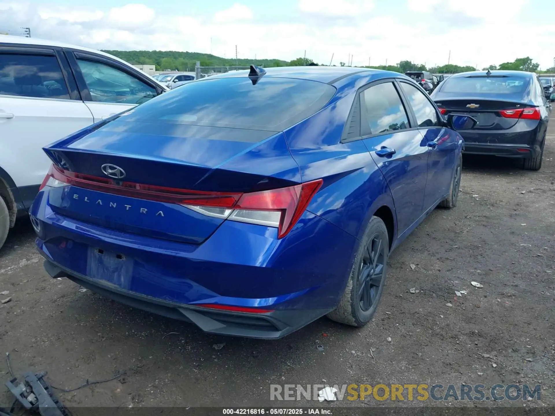 4 Photograph of a damaged car 5NPLS4AG9MH032206 HYUNDAI ELANTRA 2021