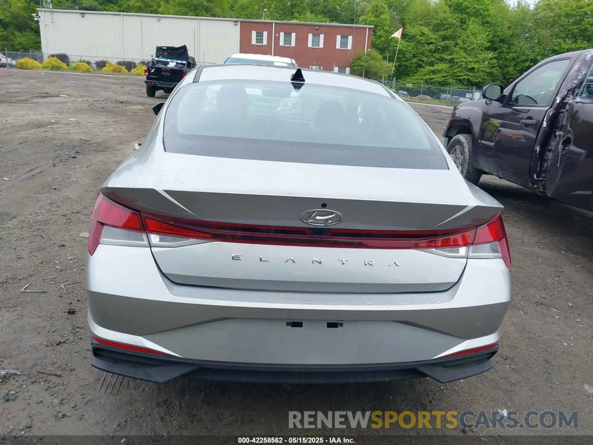 17 Photograph of a damaged car 5NPLL4AG1NH062119 HYUNDAI ELANTRA 2022