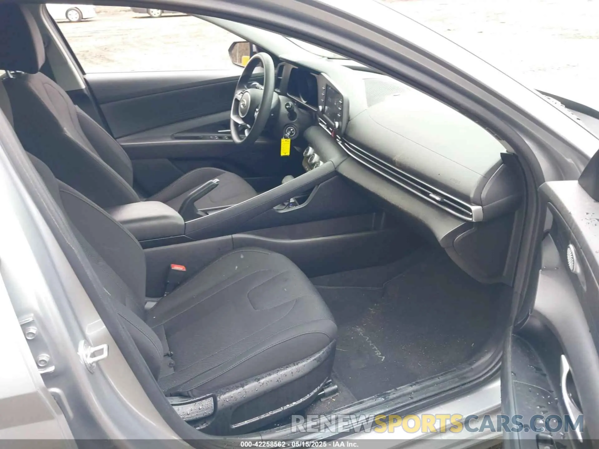 5 Photograph of a damaged car 5NPLL4AG1NH062119 HYUNDAI ELANTRA 2022