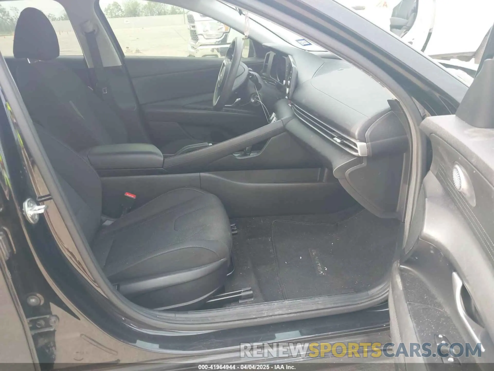 5 Photograph of a damaged car 5NPLL4AG4NH053284 HYUNDAI ELANTRA 2022