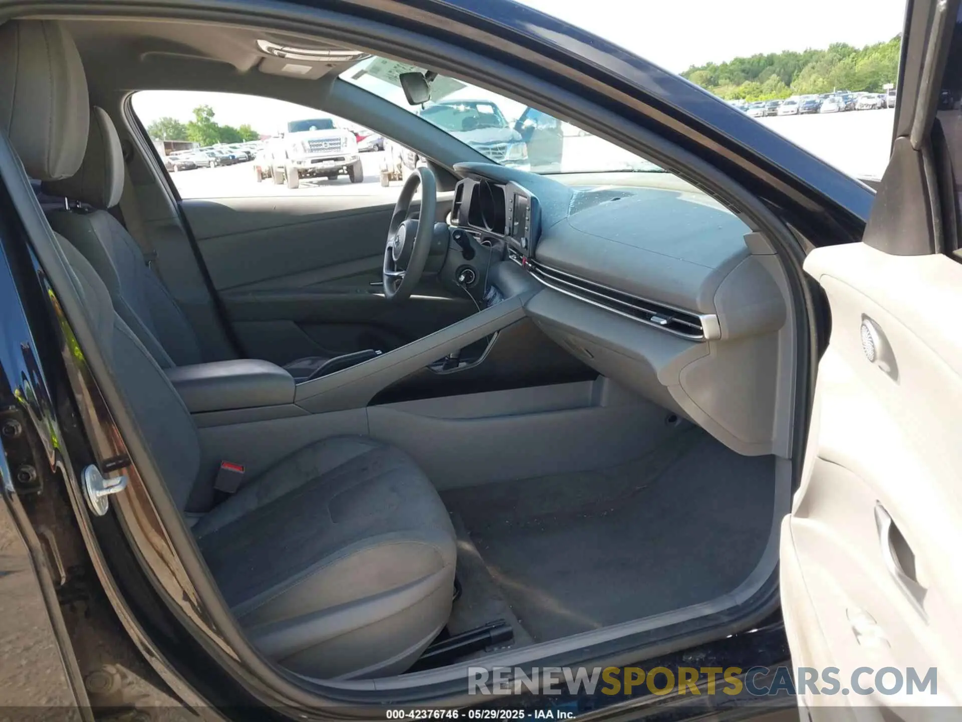 5 Photograph of a damaged car 5NPLL4AG4NH056895 HYUNDAI ELANTRA 2022